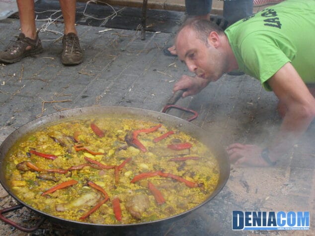 El olor de la leña identifica la vía principal de Dénia