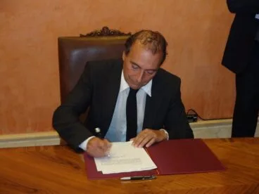 Federico Cervera firma el convenio con la Consellería de Infraestructura