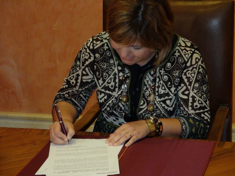 Isabel Bonig firma el convenio con Puerto Natura