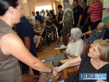 Isabel Gallego visita a los ancianos de la Residencia junto a Moros y Cristianos