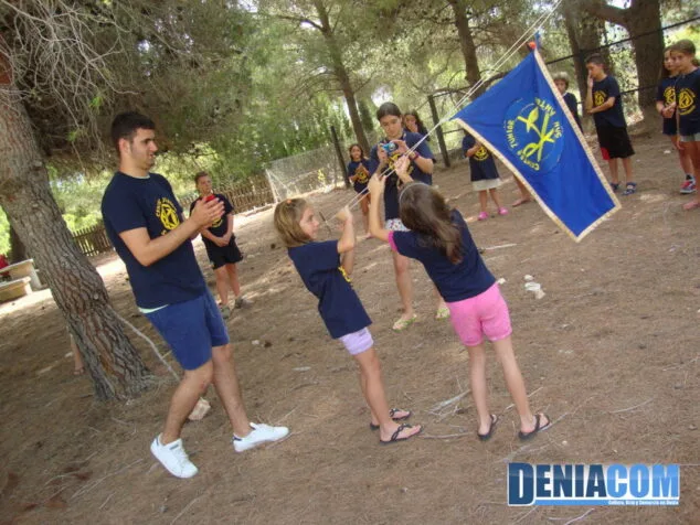 El campamento de Juniors San Antonio teletransporta a los niños hasta la prehistoria 15 Izada de Bandera