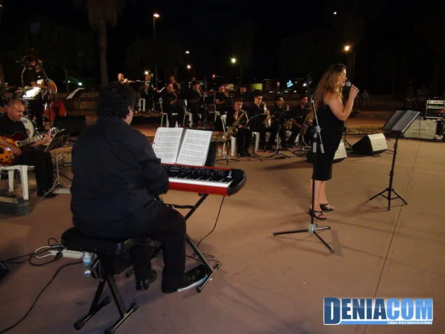 La Marina Big Band vuelve a deleitar a un público entregado 6 Jose Pastor y Eva Olivencia