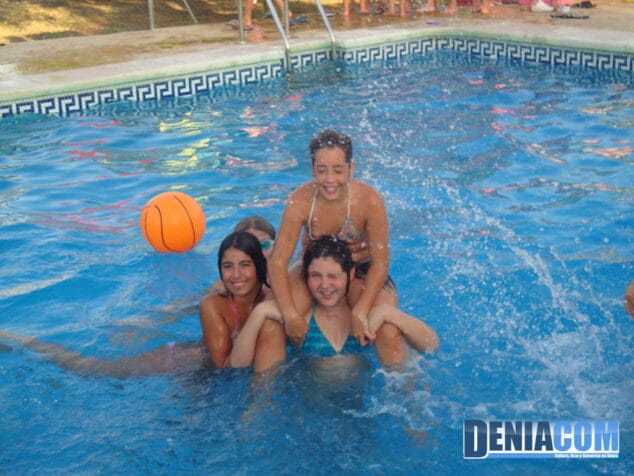 Juego y entretenimiento en la piscina