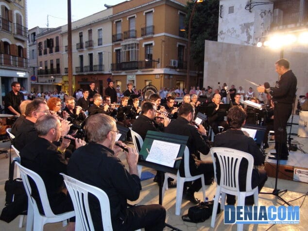 La Colla El Terros de Petrer actúa en Dénia