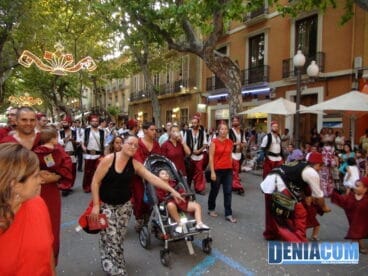 La comitiva de la Filà Abencerrajes la más extensa del desfile infantil