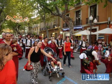 La comitiva de la Filà Abencerrajes la más extensa del desfile infantil