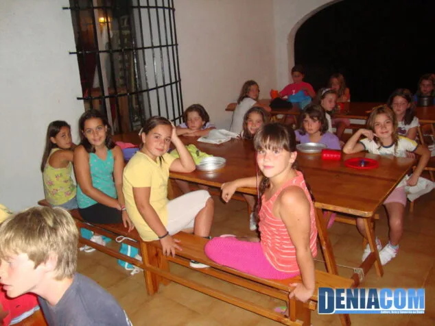 El campamento de Juniors San Antonio teletransporta a los niños hasta la prehistoria 18 La hora de la cena llega en Juniors San Antonio