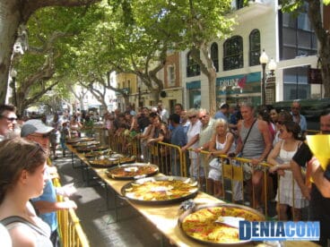Las paellas se exponen cara al público antes de la deliberación del jurado