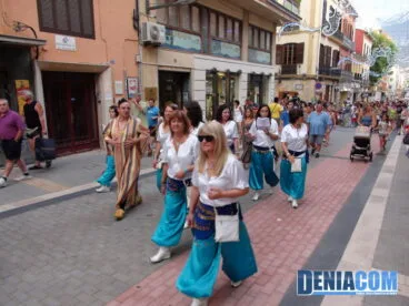 Los Moros transitan por la Calle Diana hacia la Plaza del Consell