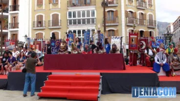 Los estandartes lucen en la Plaza del Consell