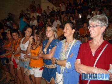 Los festeros desfilan en el  Concierto de Bandas