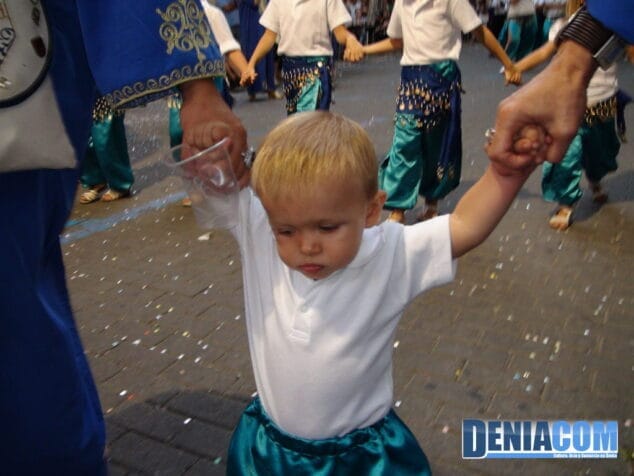El futuro de los Moros y Cristianos de Dénia desfila por la Calle Marqués de Campo 8 Los niños de la Filà Amazigh
