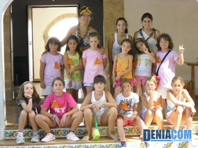El campamento de Juniors San Antonio teletransporta a los niños hasta la prehistoria 20 Los niños disfrutan con sus monitores