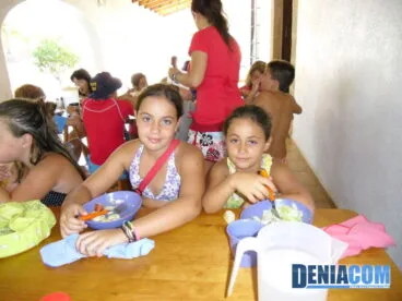 Los niños disfrutan de la comida del Campamento
