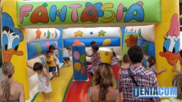 Los niños llenan los Castillos Inchables