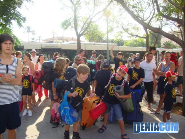 El campamento de Juniors San Antonio teletransporta a los niños hasta la prehistoria 22 Los niños parten hacia Teulada