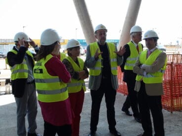 Los políticos charlan sobre las obras del puerto