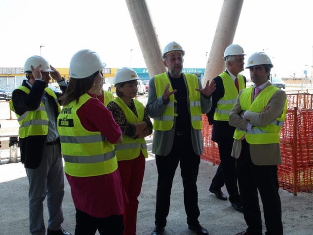 Los políticos charlan sobre las obras del puerto