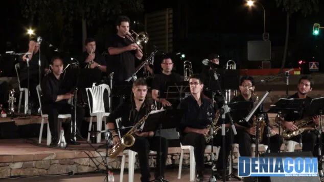 La Marina Big Band vuelve a deleitar a un público entregado 8 Marina Big Band concierto en Dénia