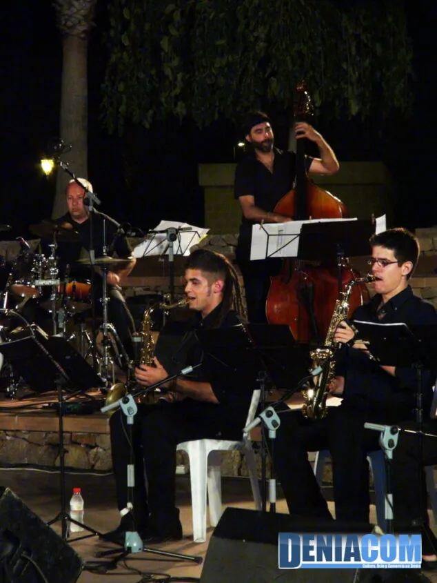 La Marina Big Band vuelve a deleitar a un público entregado 10 Miembros de la Marina Big Band
