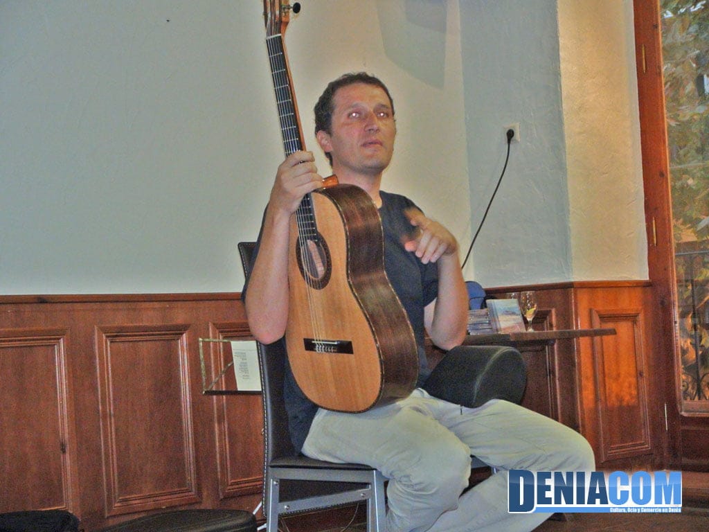 Miguel Pérez y su guitarra