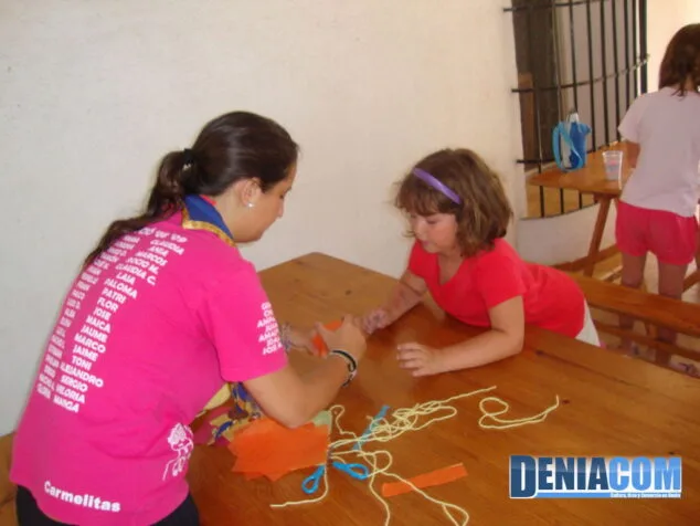 El campamento de Juniors San Antonio teletransporta a los niños hasta la prehistoria 27 Monitores de Juniors San Antonio dialogan con los niños