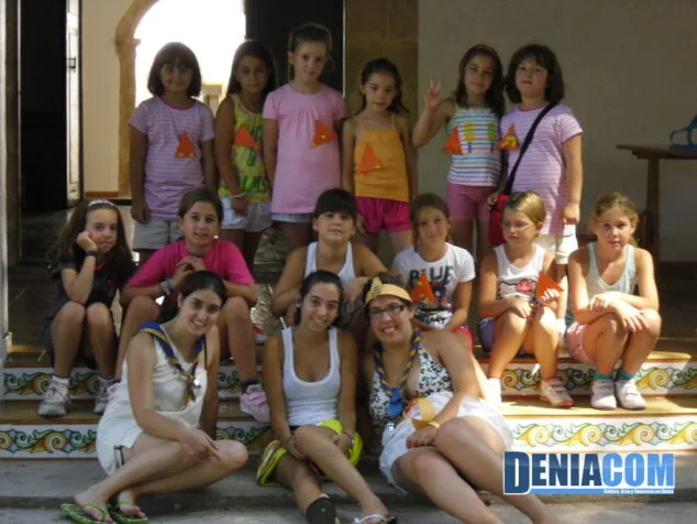 El campamento de Juniors San Antonio teletransporta a los niños hasta la prehistoria 28 Monitores y niños lo pasan en grande
