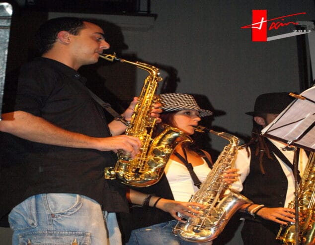 Músicos de la Banda de Dénia acompañan a Felah Mengus