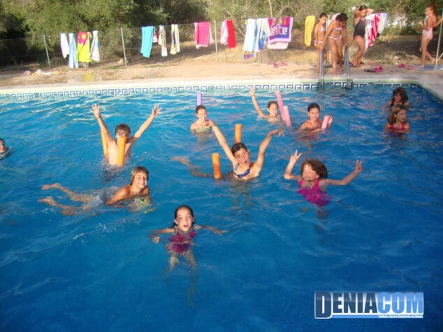Niños en la Piscina