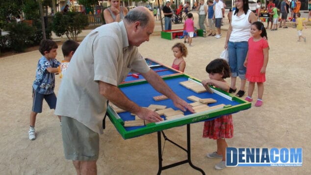 Niños padres abuelos..