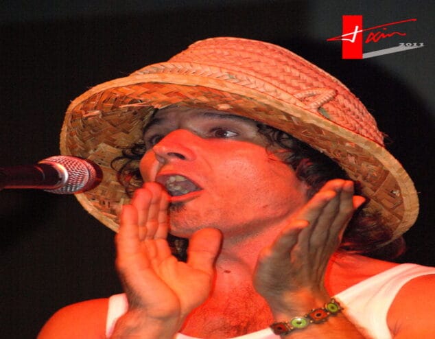 Oscar cantante del grupo Felah Mengus