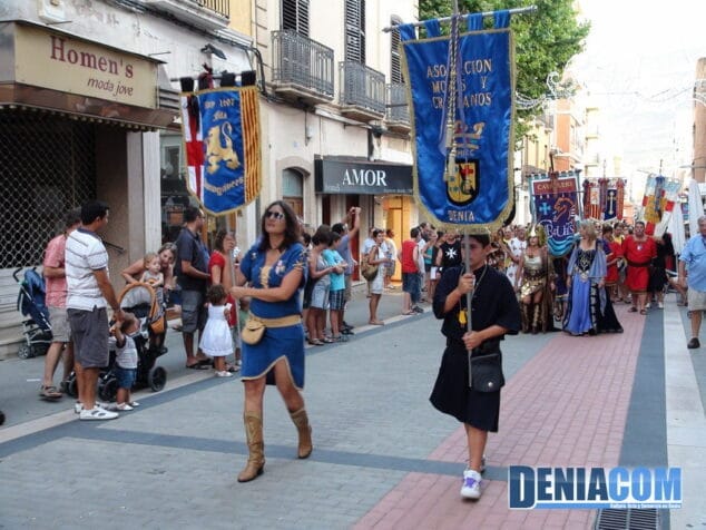 Salen los Crisitanos hacia la Plaza del Consell