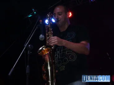 Saxofonista de la Orquesta Waka