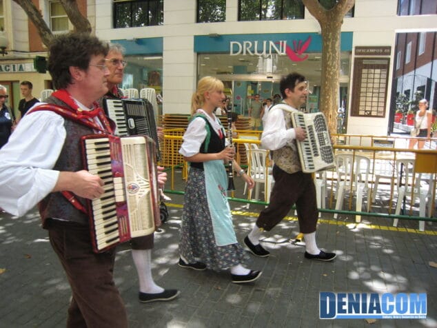 Una banda de música italiana irrumpe en medio de la Calle Marqués de Campos