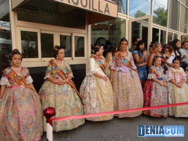 02 La Fallera Mayor Infantil de Dénia y su corte esperando a los Cargos Infantiles de París Pedrera 2012
