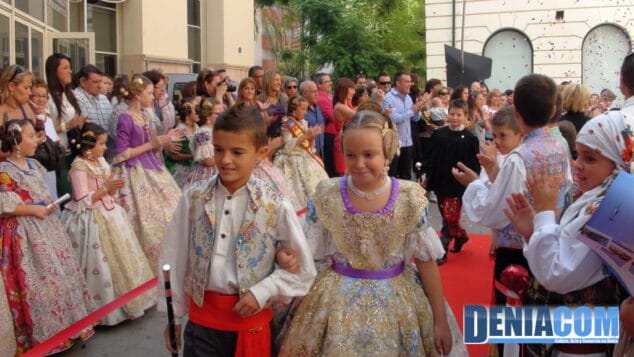 03 Los cargos infantiles de París Pedrera 2012 entrando en la presentación