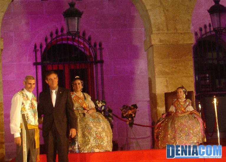 09 El Concejal de Fiestas Paco Arnau rinde pleitesía a las Falleras Mayores de Dénia 2012