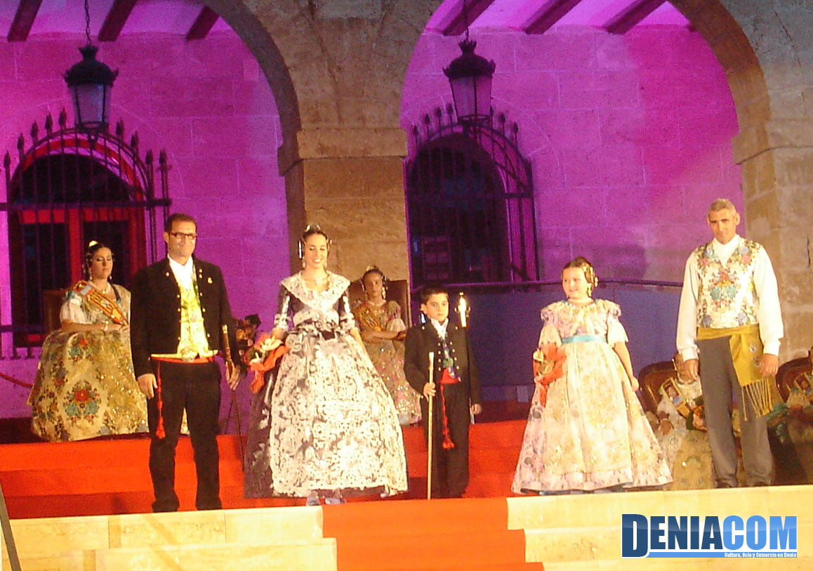 10 La Falla Diana rinde pleitesía a las Falleras Mayores de Dénia 2012