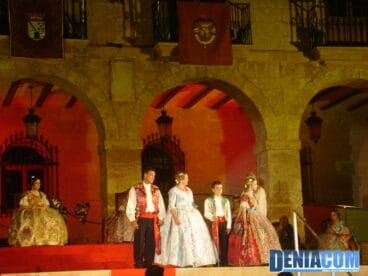 13 Las Fallas de Dénia rinden pleitesía a las Falleras mayores de Dénia 2012
