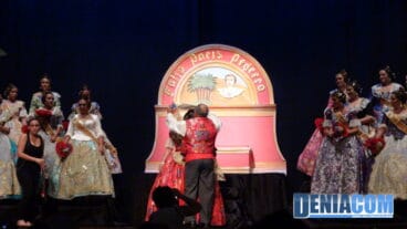 14 Jose Candel impone la banda de Fallera Mayor de París Pedrera a Rosabel Pous