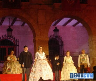 15 Las Fallas de Dénia rinden pleitesía a las Falleras mayores de Dénia 2012
