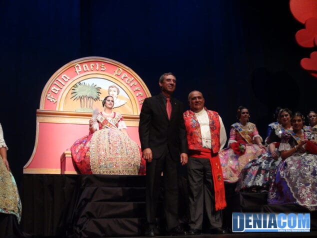 19 Paco Arnau rinde pleitesía a la Fallera Mayor de París Pedrera