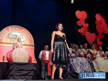 20 cantando a la Fallera Mayor de Dénia