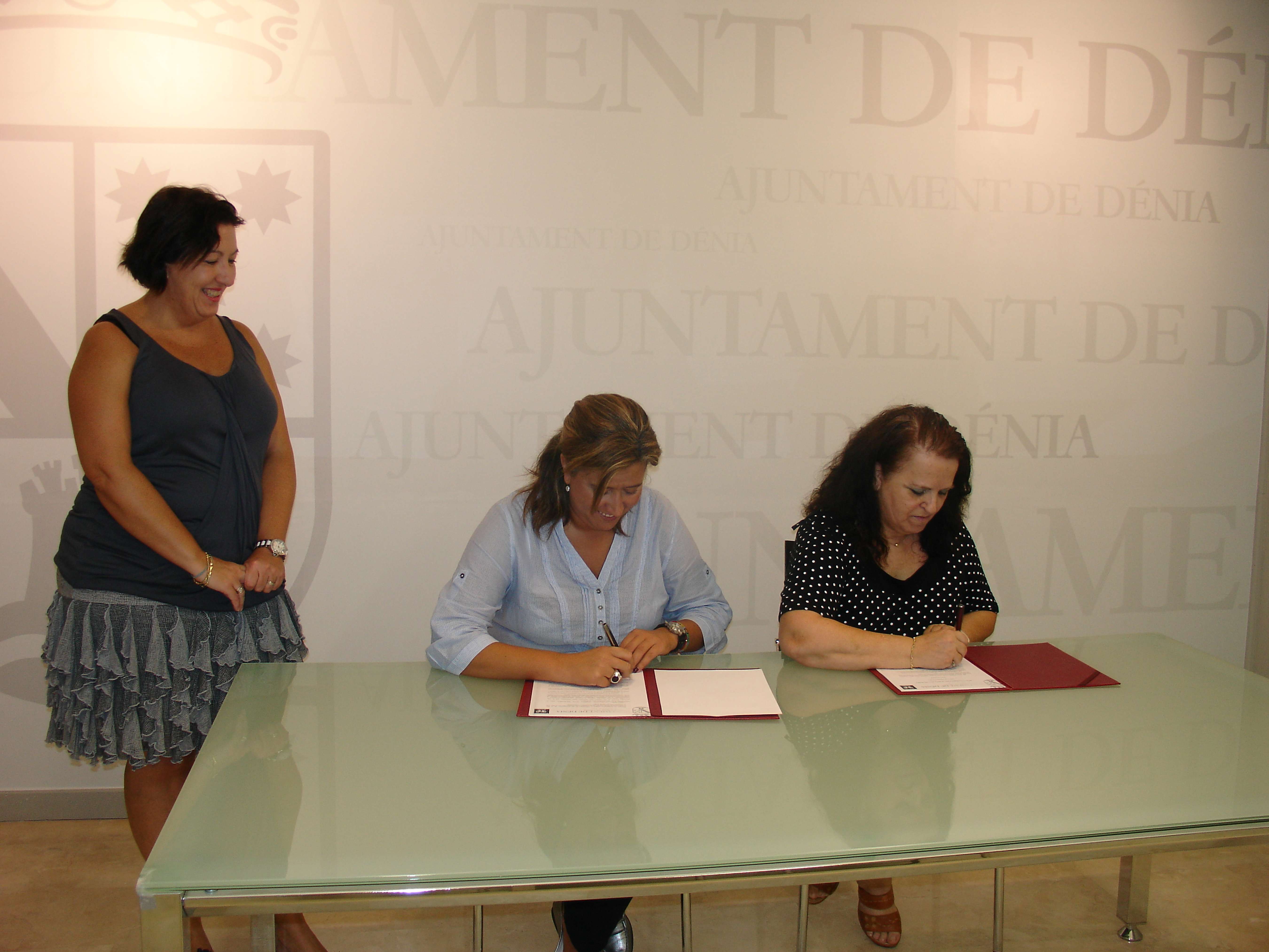 20110109 Firma Convenio Ana Kringe con Marina Alta Solidaria 1