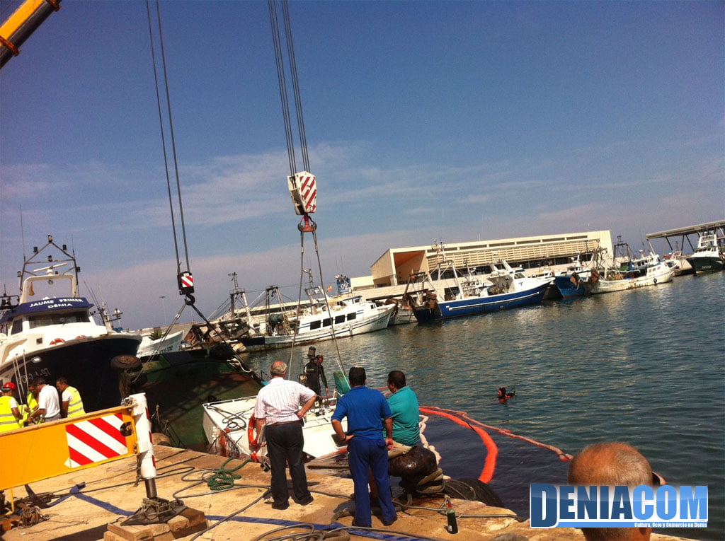 Barco de apoyo de Balearia hundido en el puerto de Dénia