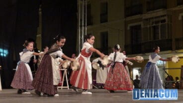 Dianium Dansa actúa en la Plaza del Consell de Dénia