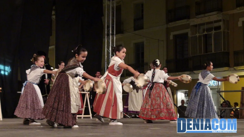 Dianium Dansa Dianium Dansa actúa en la Plaza del Consell de Dénia1
