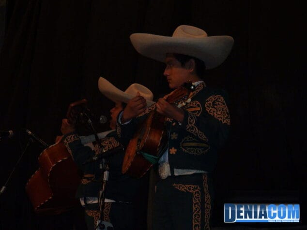 Guitarrón y guitarra del Mariachi Los Potrillos