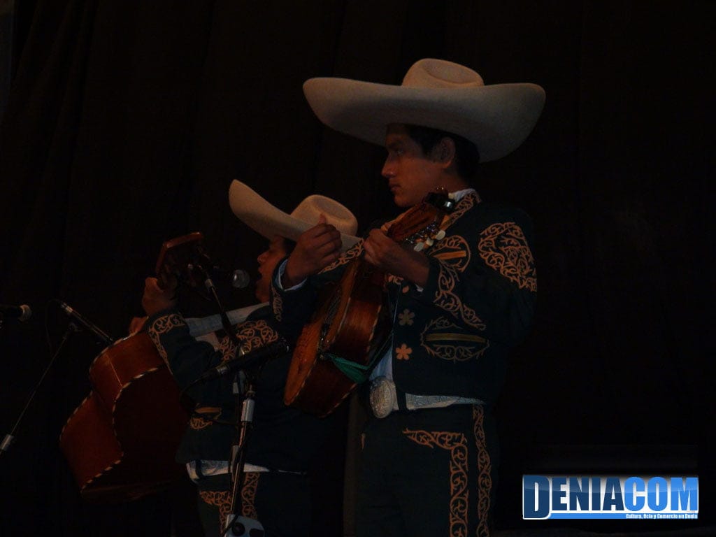 Guitarrón y guitarra del Mariachi Los Potrillos