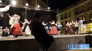 Joanot Martorell mirando la actuación de Dianium Dansa en la XX Mostra Internacional de Dansa Folklòrica